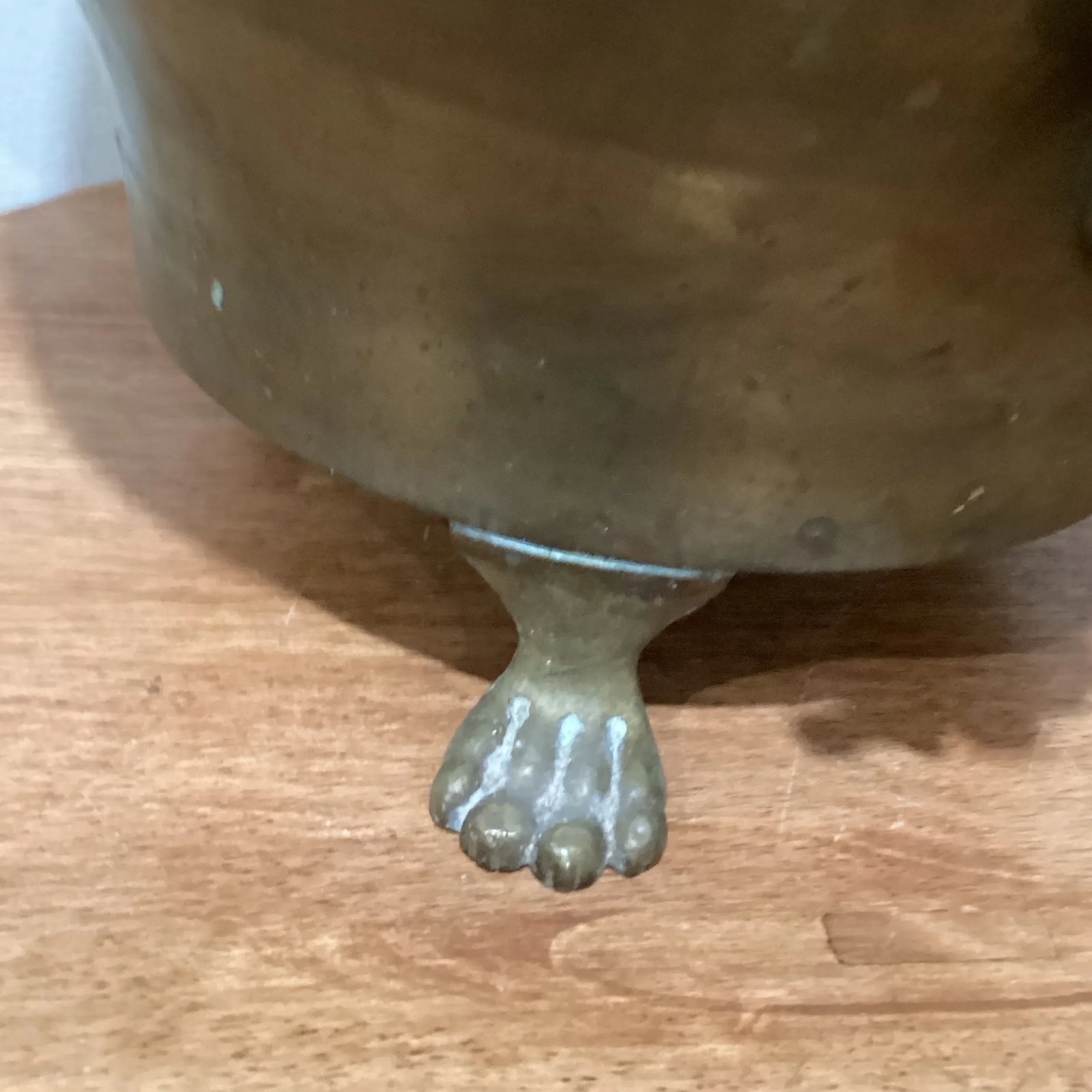 Early 20th Century Hand-Hammered Brass Jardiniere with Lion Heads - 4