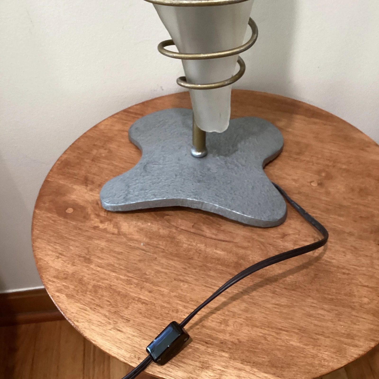 Vintage Large Sculptural Table Lamp With Modern Shape and Metal Base - 7