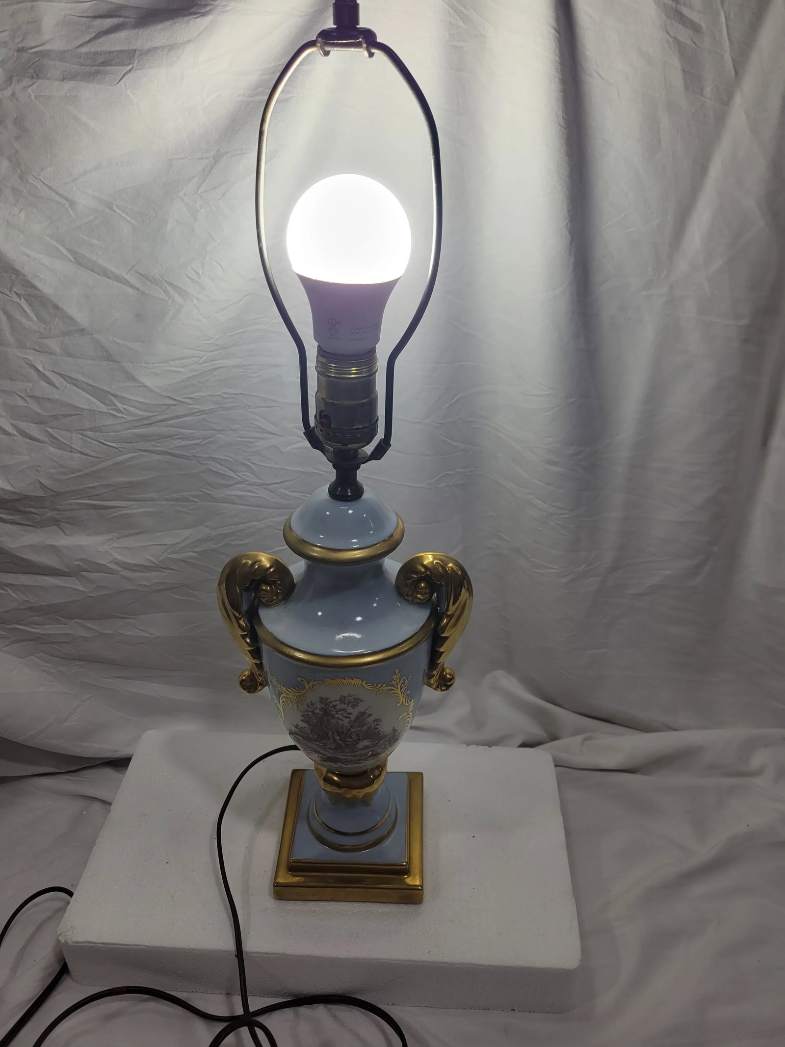 Vintage French Provencial Style Porcelain Table Lamp - 11