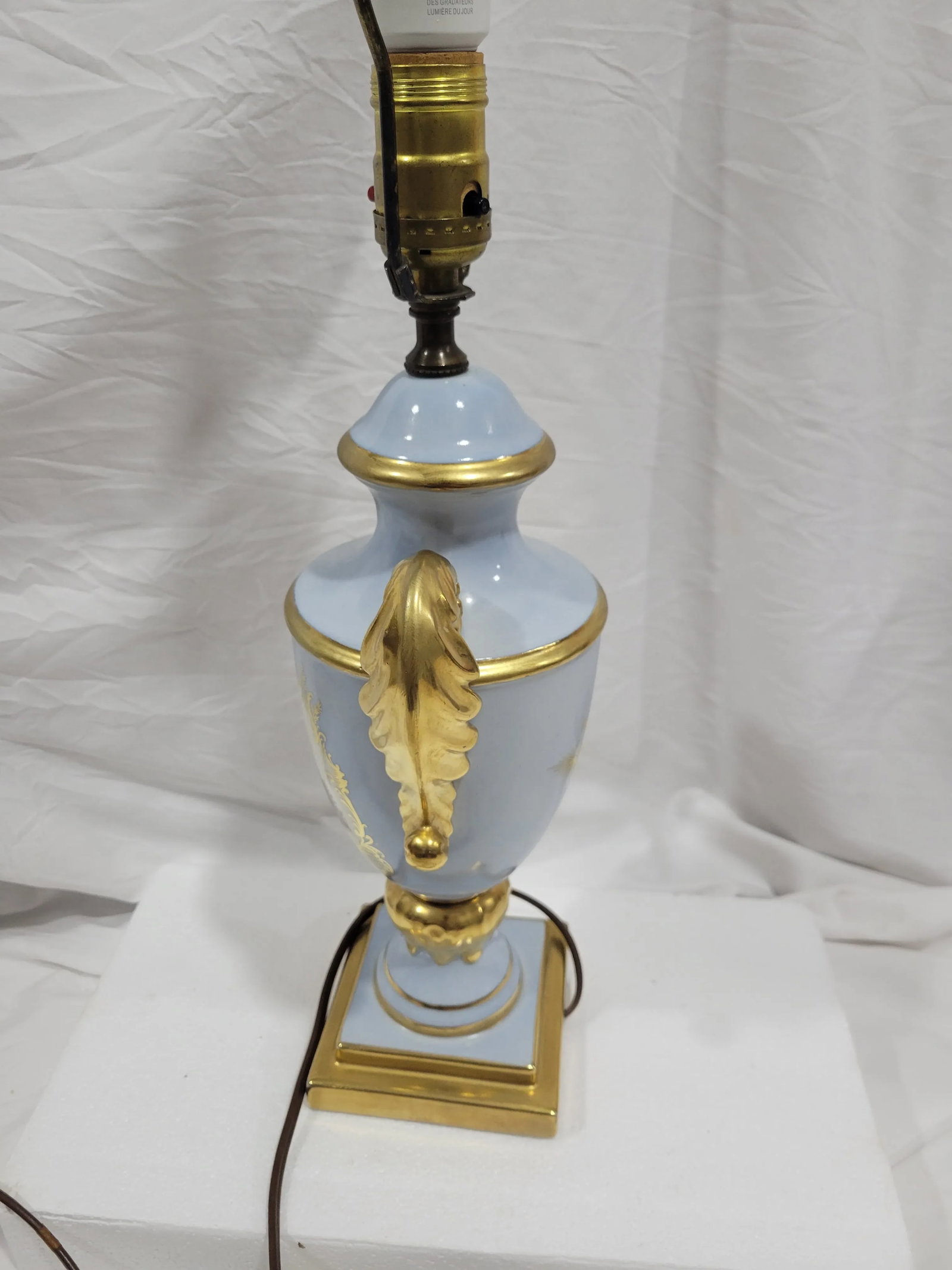 Vintage French Provencial Style Porcelain Table Lamp - 7