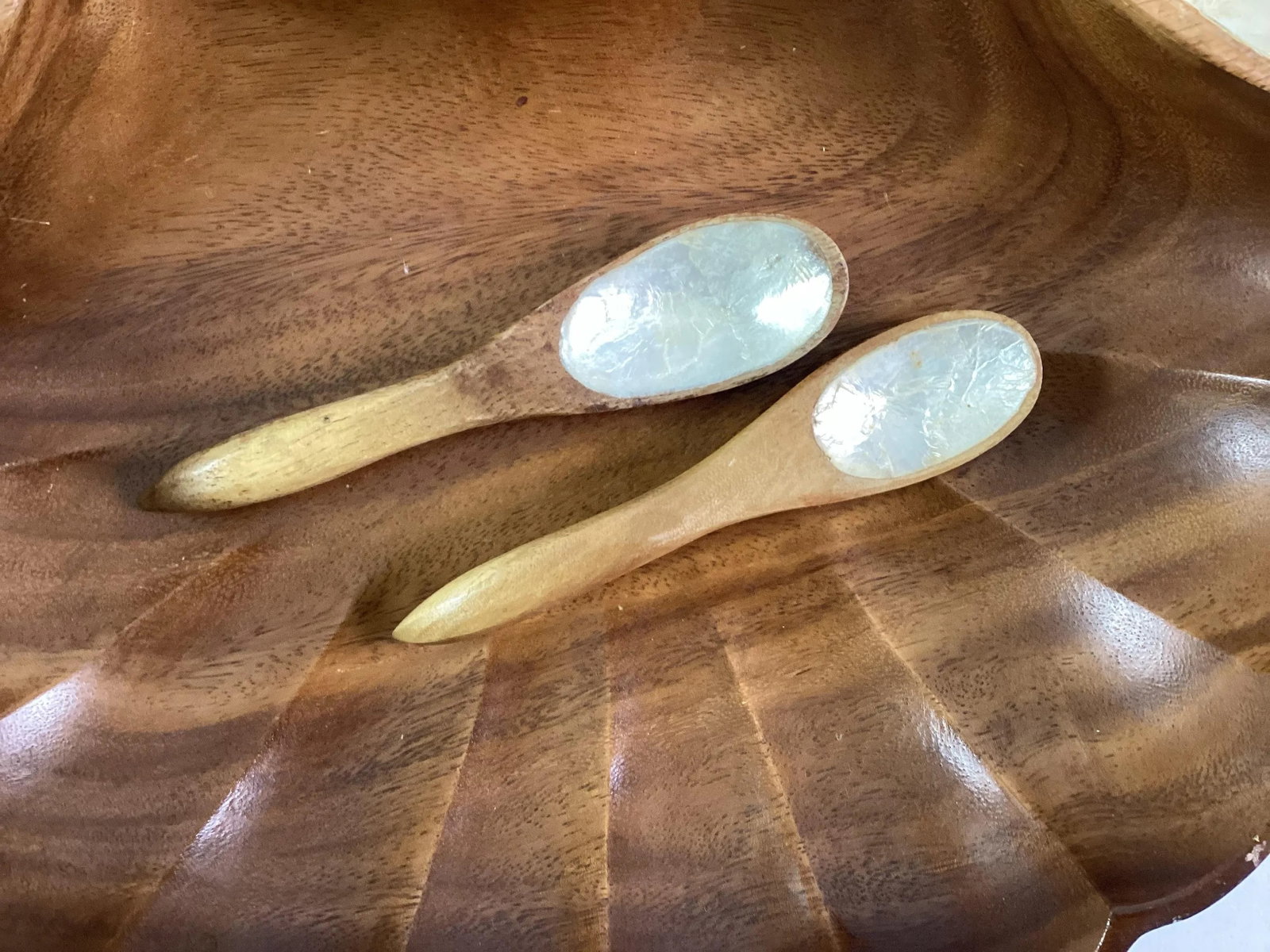 1960's Philipine Monkey Pod Wood and Capiz Shell - Hors D'oeuvre/Snack Tray With Provenance - 4