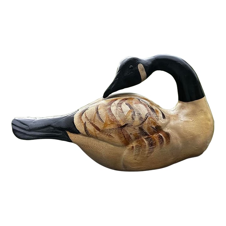 Bill Huebbe Canadian Goose Fiberglass Life Size Sculpture Statue Late 20th Century: This vintage painted fiberglass sculpture by artist Bill Huebbe features a lifelike depiction of a Canadian Goose. Crafted with amazing detail, this sculpture showcases the beauty of one of North