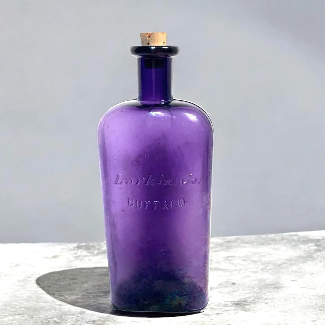 Early 20th Century Larkin Co. Amethyst Glass Bottle Art Nouveau - 2
