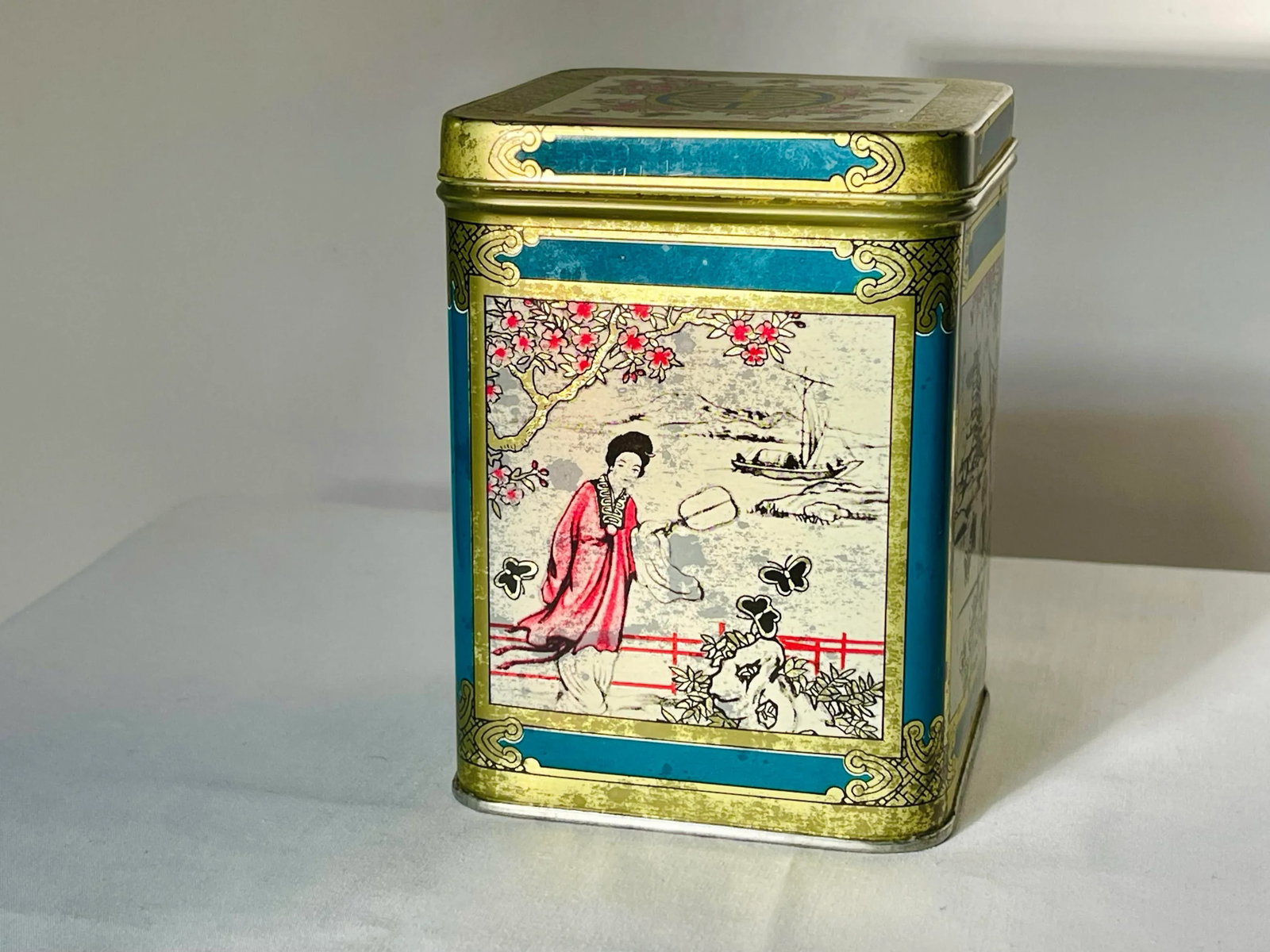 Early 20th Century Asian Garden Scene Tin Box - 2