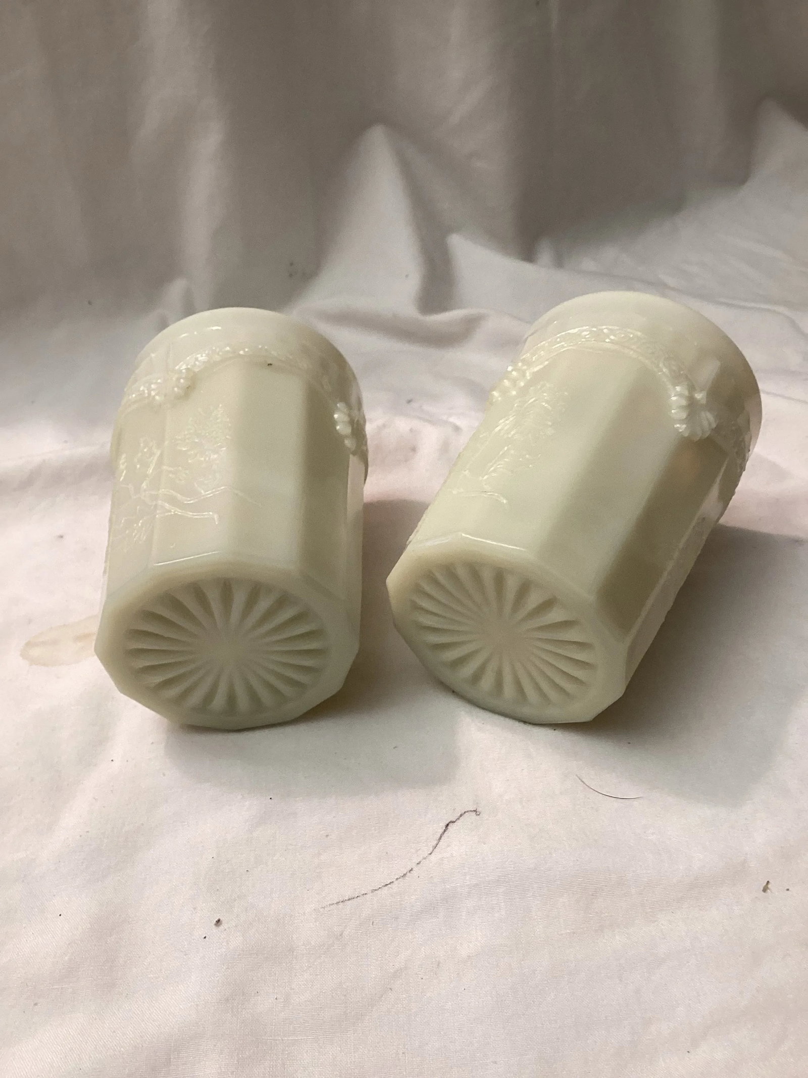 Pair of Vintage Westmoreland Milk, Glass Tumblers With Chrysanthemum and Lincoln Swag Detail Detaili - 4