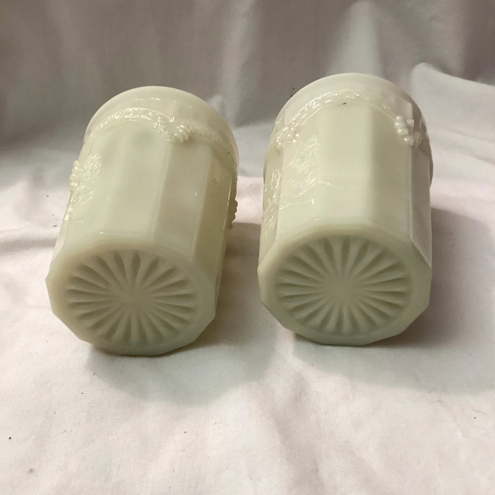 Pair of Vintage Westmoreland Milk, Glass Tumblers With Chrysanthemum and Lincoln Swag Detail Detaili - 5