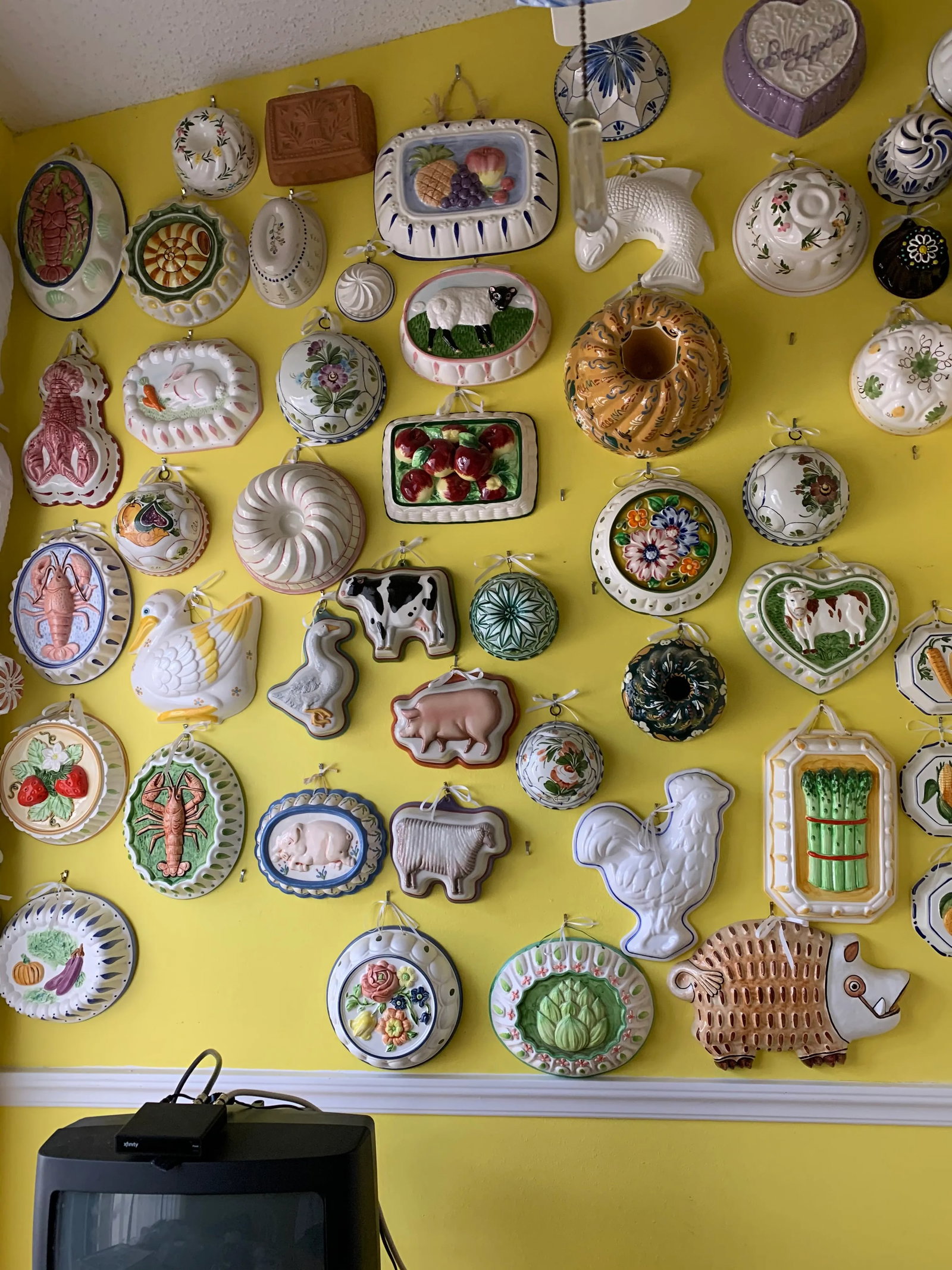 1980s Ceramic Hand Painted Wall Decor - 4