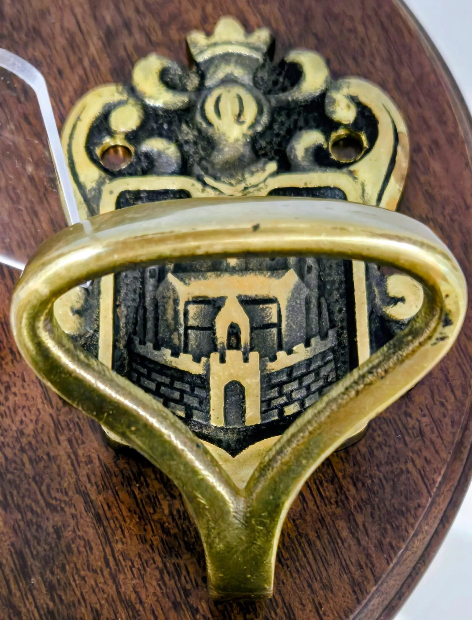 Early 20th Century Art Nouveau Brass Wall Hangers (2-Piece Set) - Royal Castle Coat of Arms Motif - 4