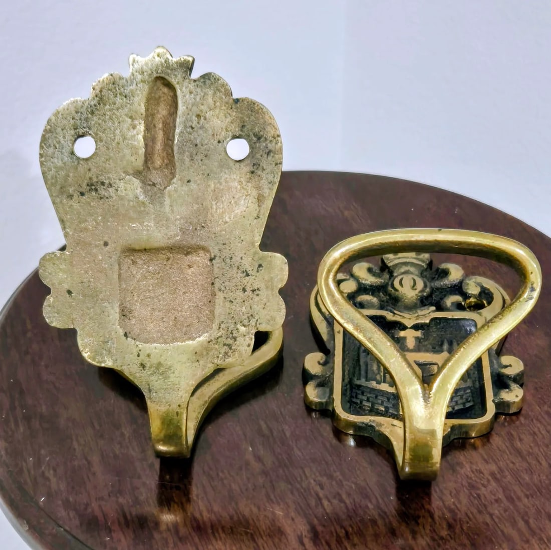 Early 20th Century Art Nouveau Brass Wall Hangers (2-Piece Set) - Royal Castle Coat of Arms Motif - 5