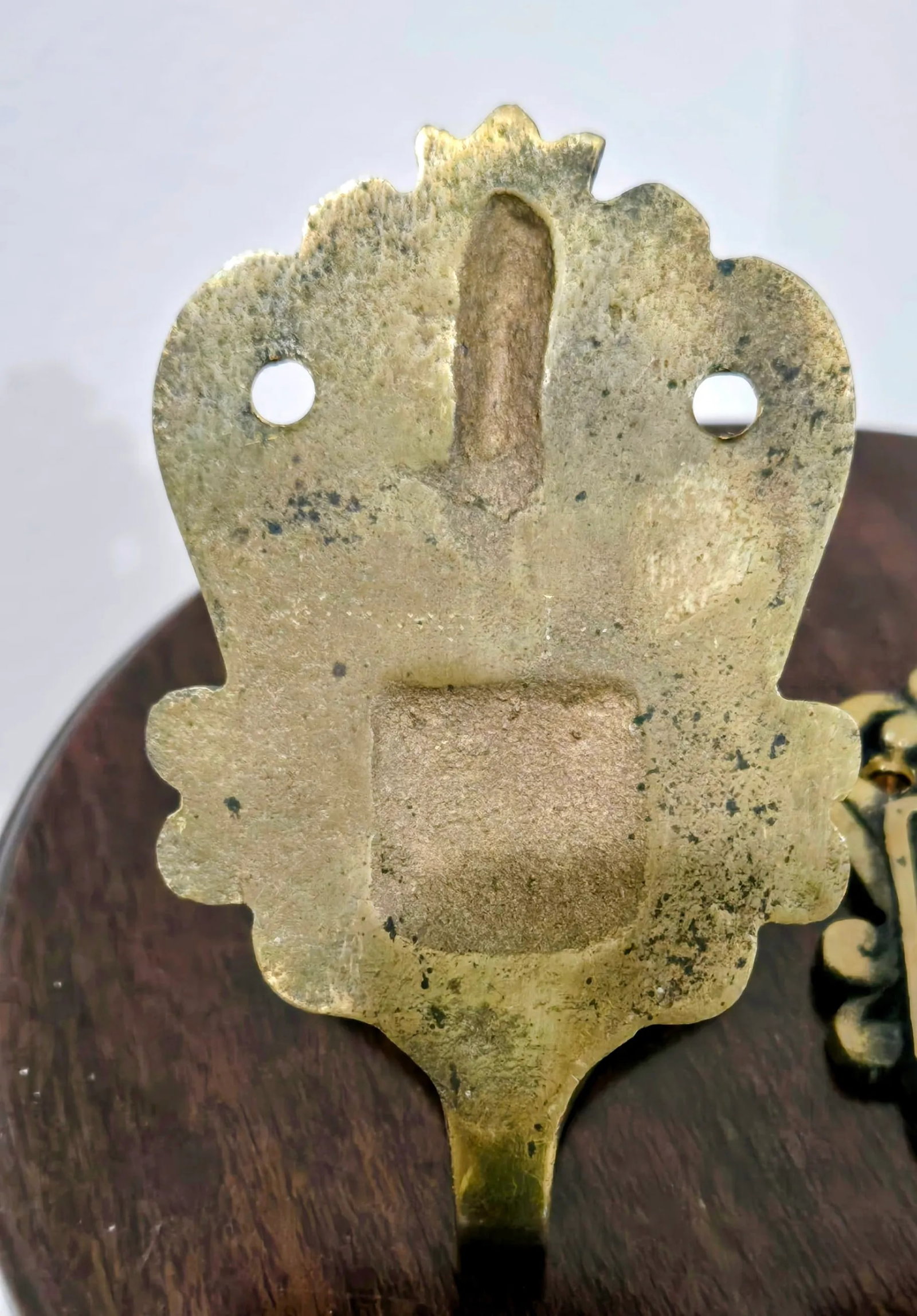 Early 20th Century Art Nouveau Brass Wall Hangers (2-Piece Set) - Royal Castle Coat of Arms Motif - 6