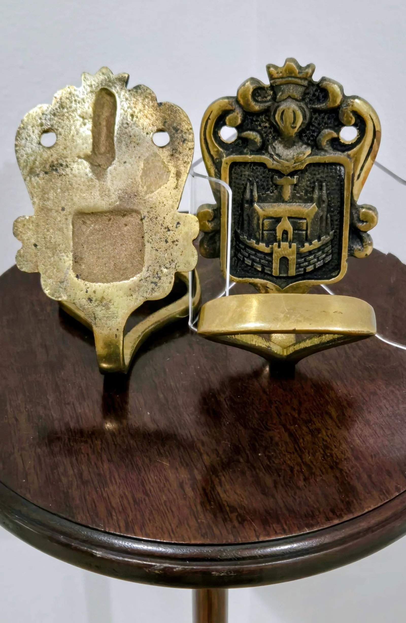 Early 20th Century Art Nouveau Brass Wall Hangers (2-Piece Set) - Royal Castle Coat of Arms Motif - 7