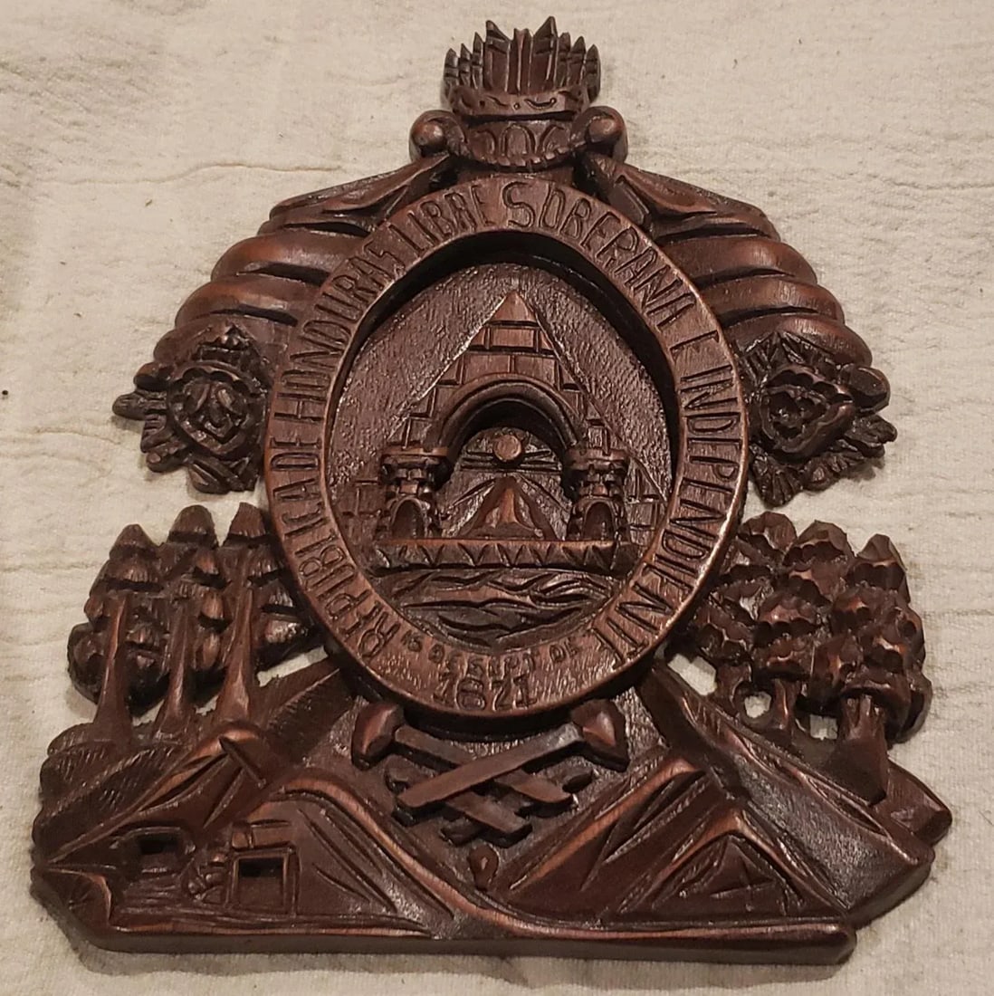 Vintage Handcarved Coat of Arrms of Honduras Wall Object - 6
