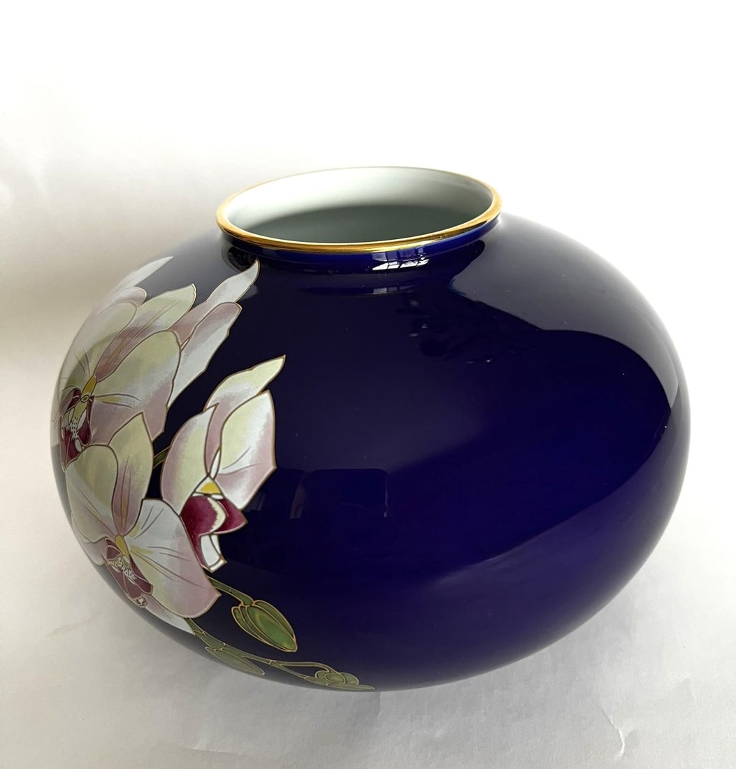 Koransha Porcelain Vase Featuring White Orchids on a Cobalt Blue Ground - 2