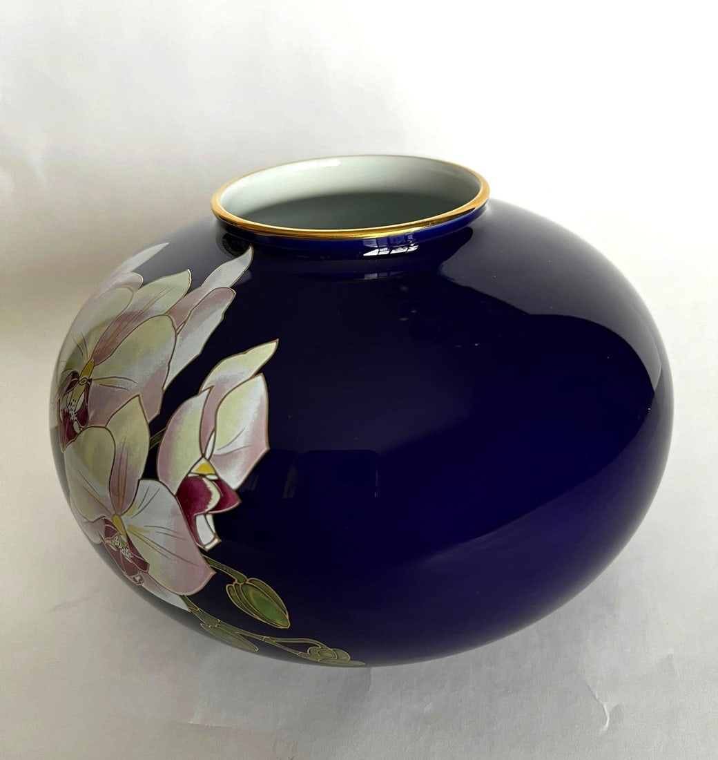 Koransha Porcelain Vase Featuring White Orchids on a Cobalt Blue Ground - 3