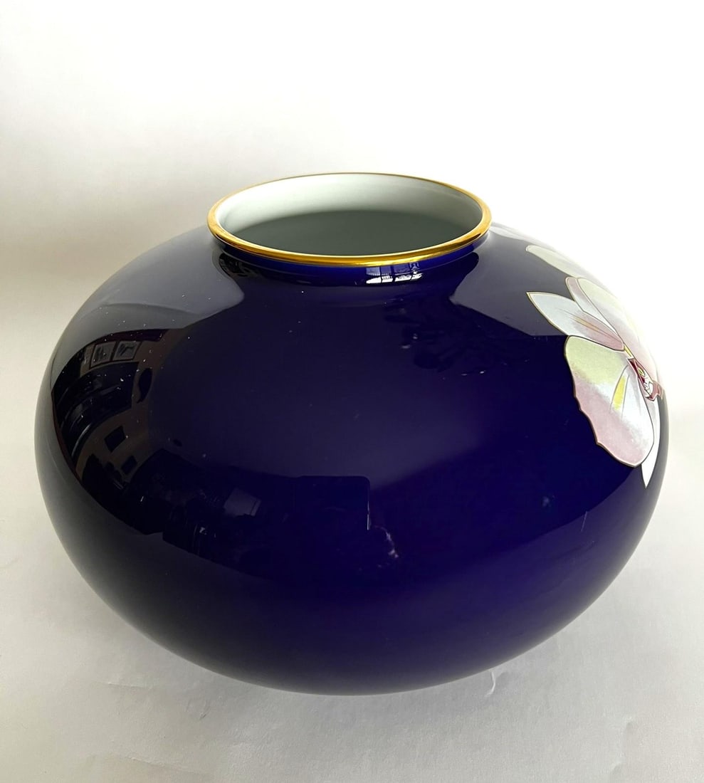 Koransha Porcelain Vase Featuring White Orchids on a Cobalt Blue Ground - 4