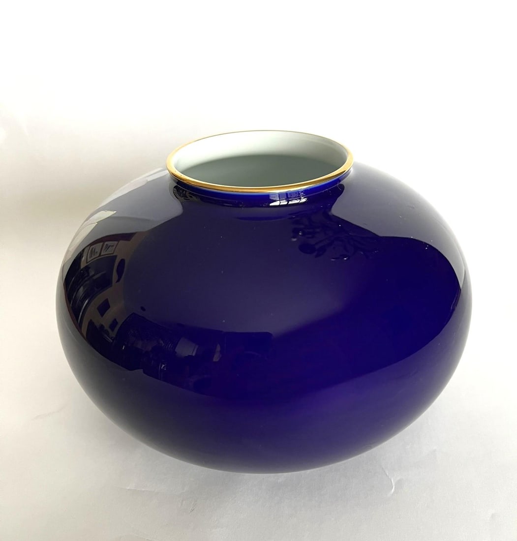 Koransha Porcelain Vase Featuring White Orchids on a Cobalt Blue Ground - 5