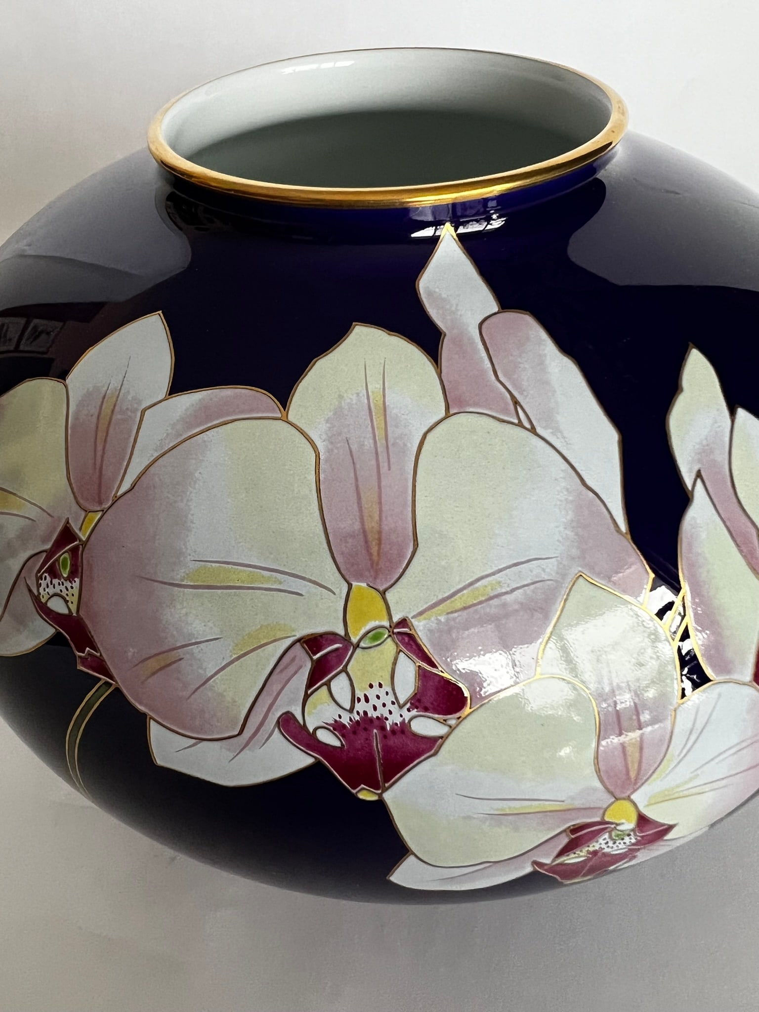 Koransha Porcelain Vase Featuring White Orchids on a Cobalt Blue Ground - 6