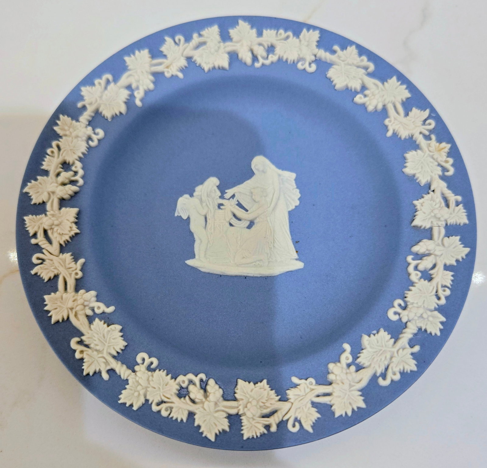 1970s Blue Wedgwood Jasperware Medallion Plate in Shadowbox Frame - 3