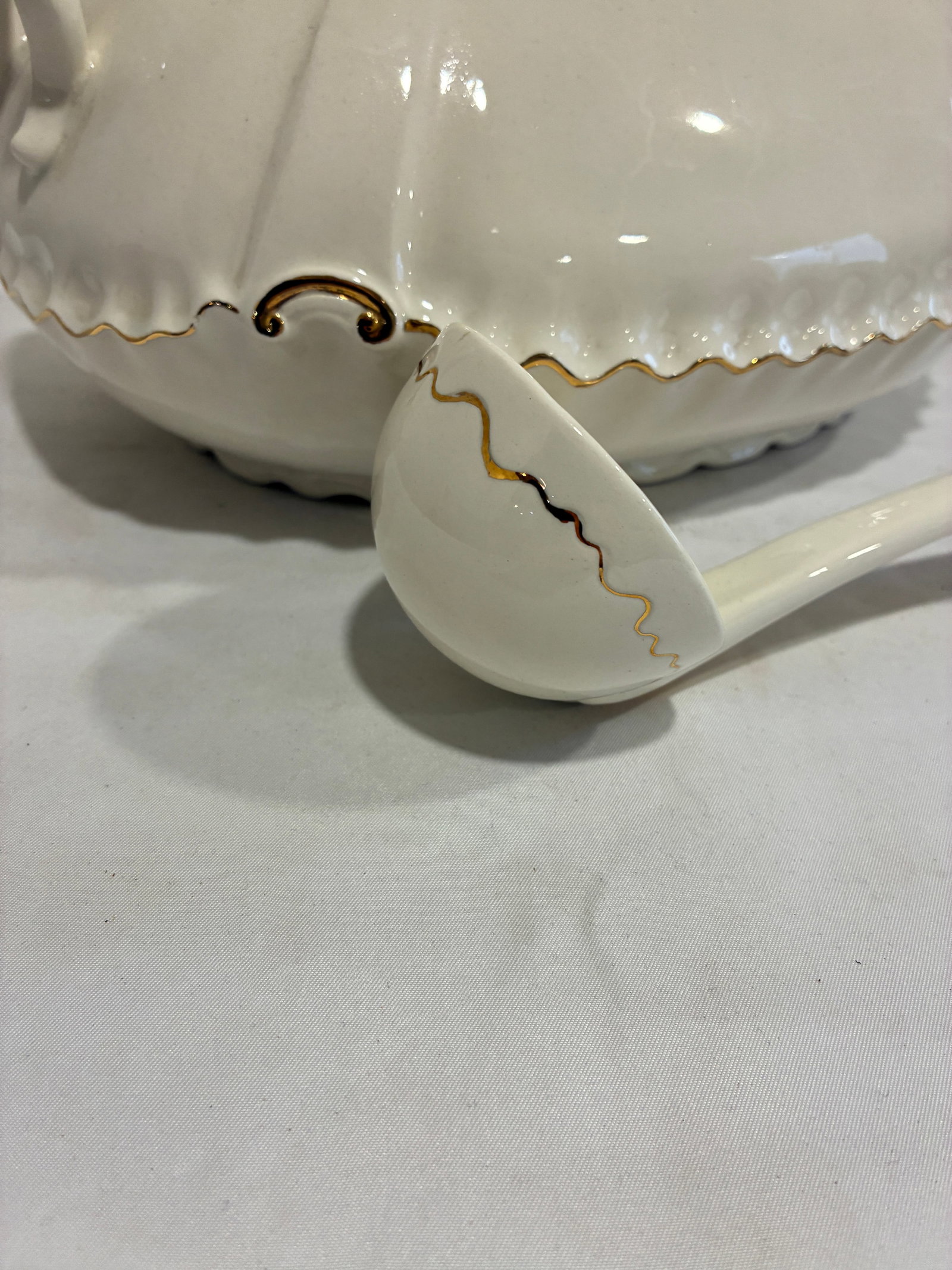 Vintage Ceramic Soup Tureen With Gold Trim and Ladle - 6