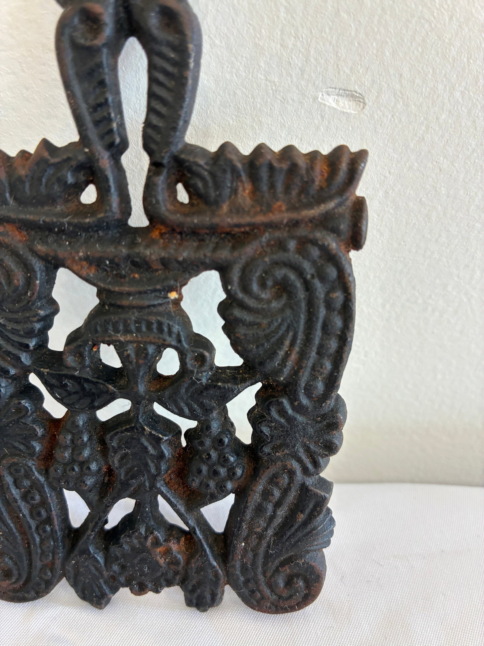 Vintage Cast Iron Grape and Vine Trivet - 3