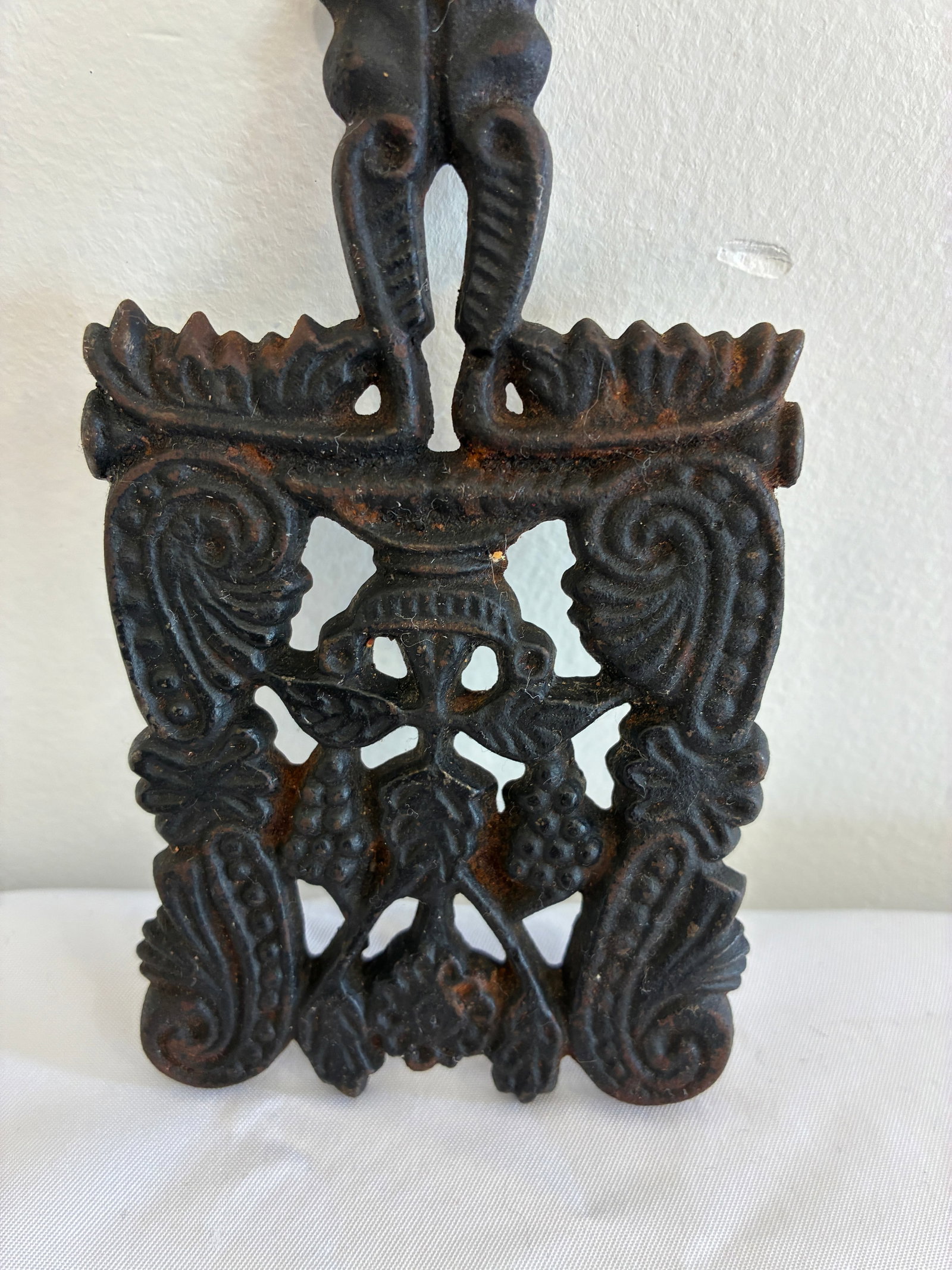 Vintage Cast Iron Grape and Vine Trivet - 4