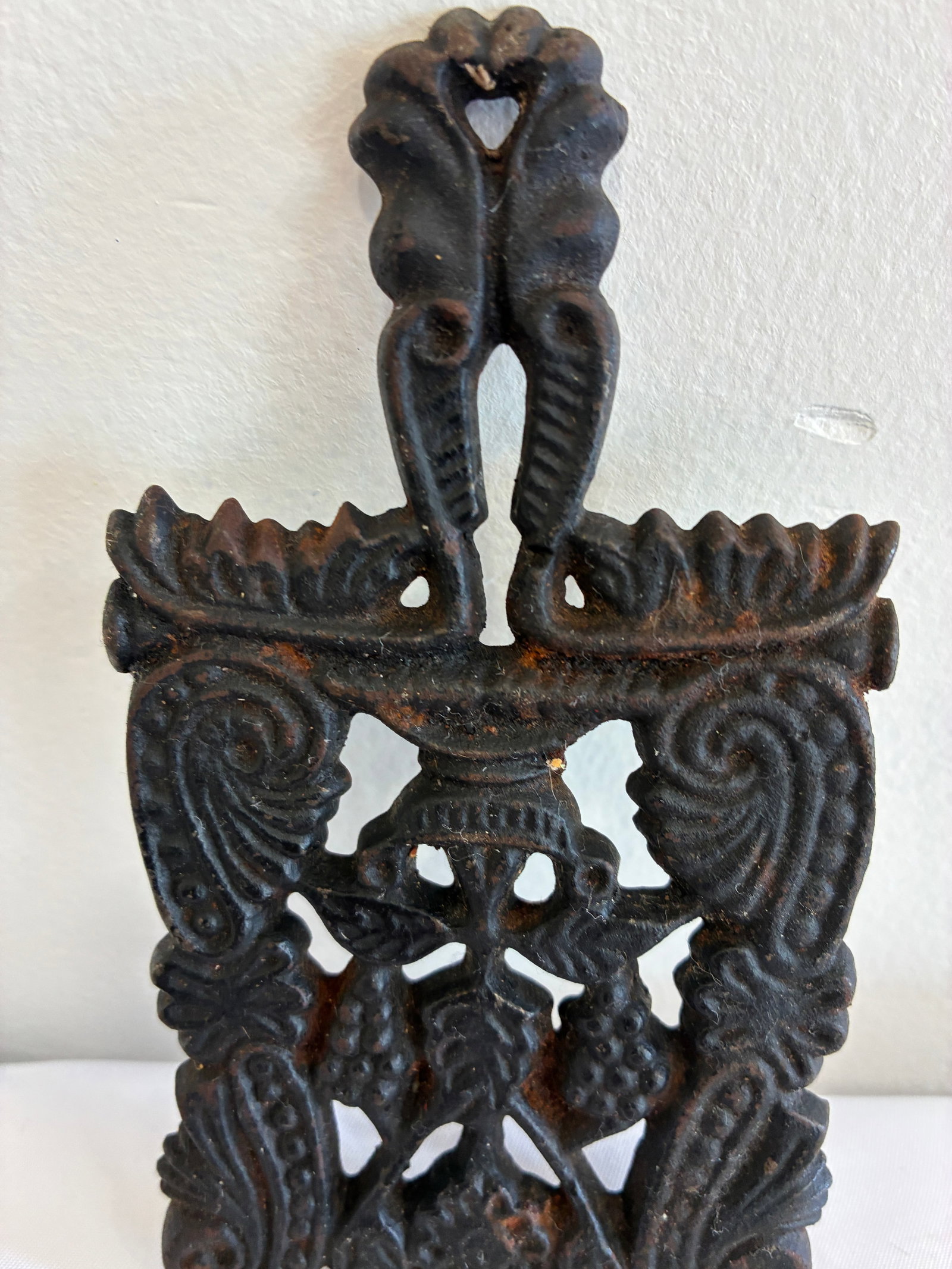 Vintage Cast Iron Grape and Vine Trivet - 5