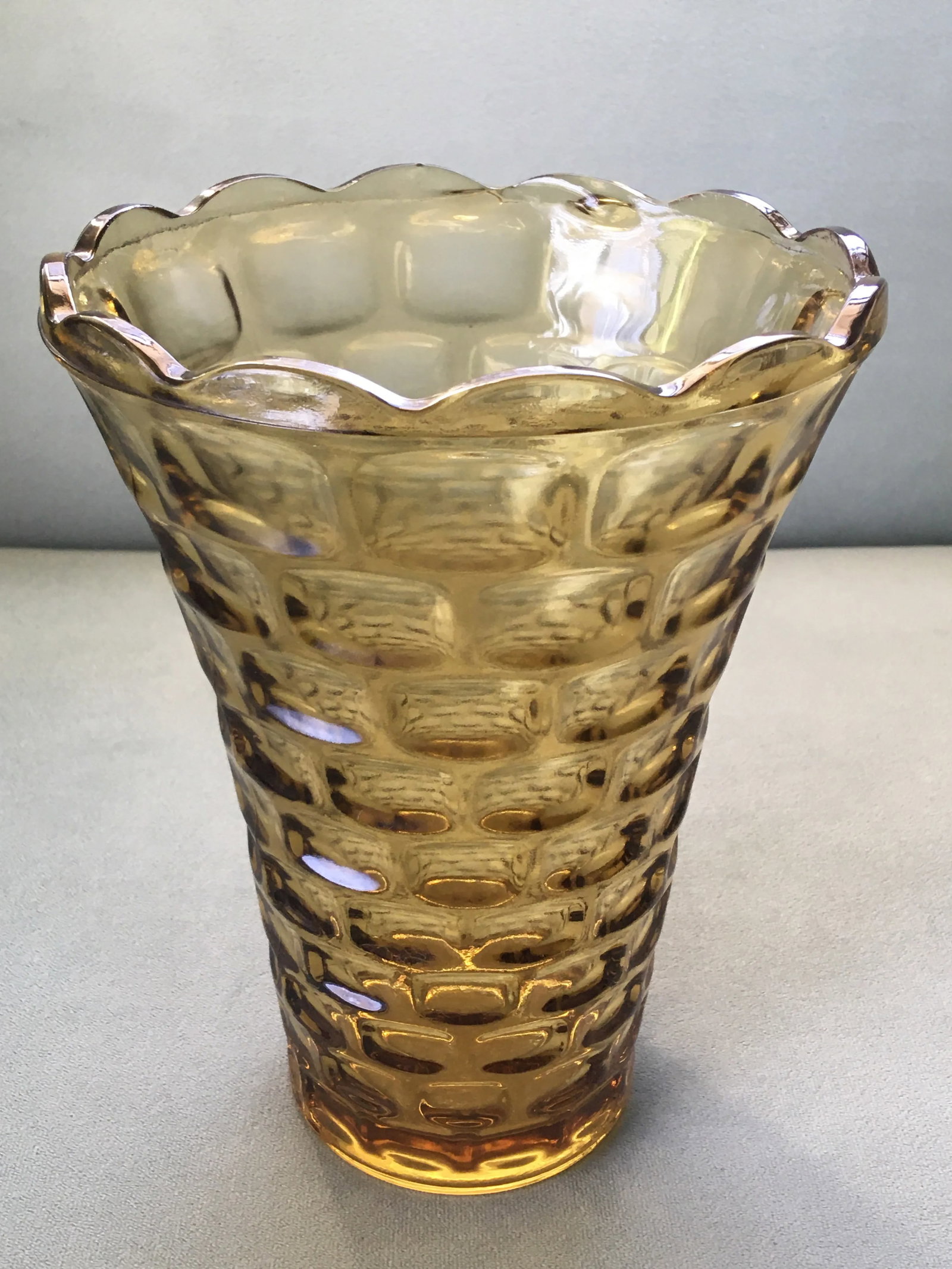 1960's Federal Glass Yorktown Gold Table Vase - 2
