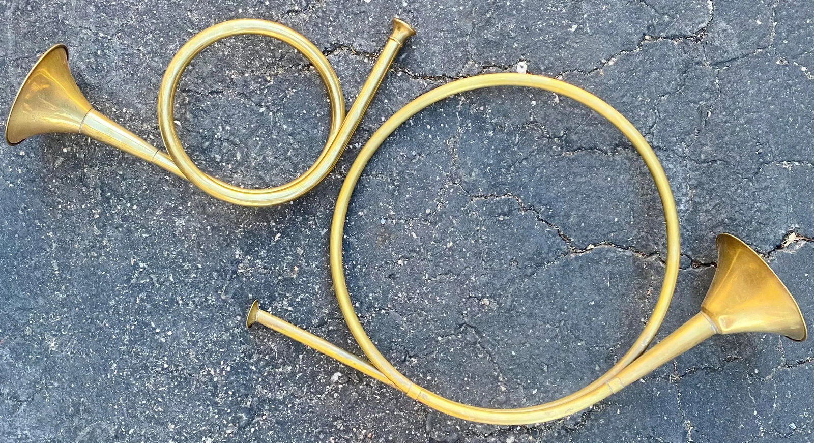 1980s Vintage Holiday Brass Horn Decor, Set of 2 - 6