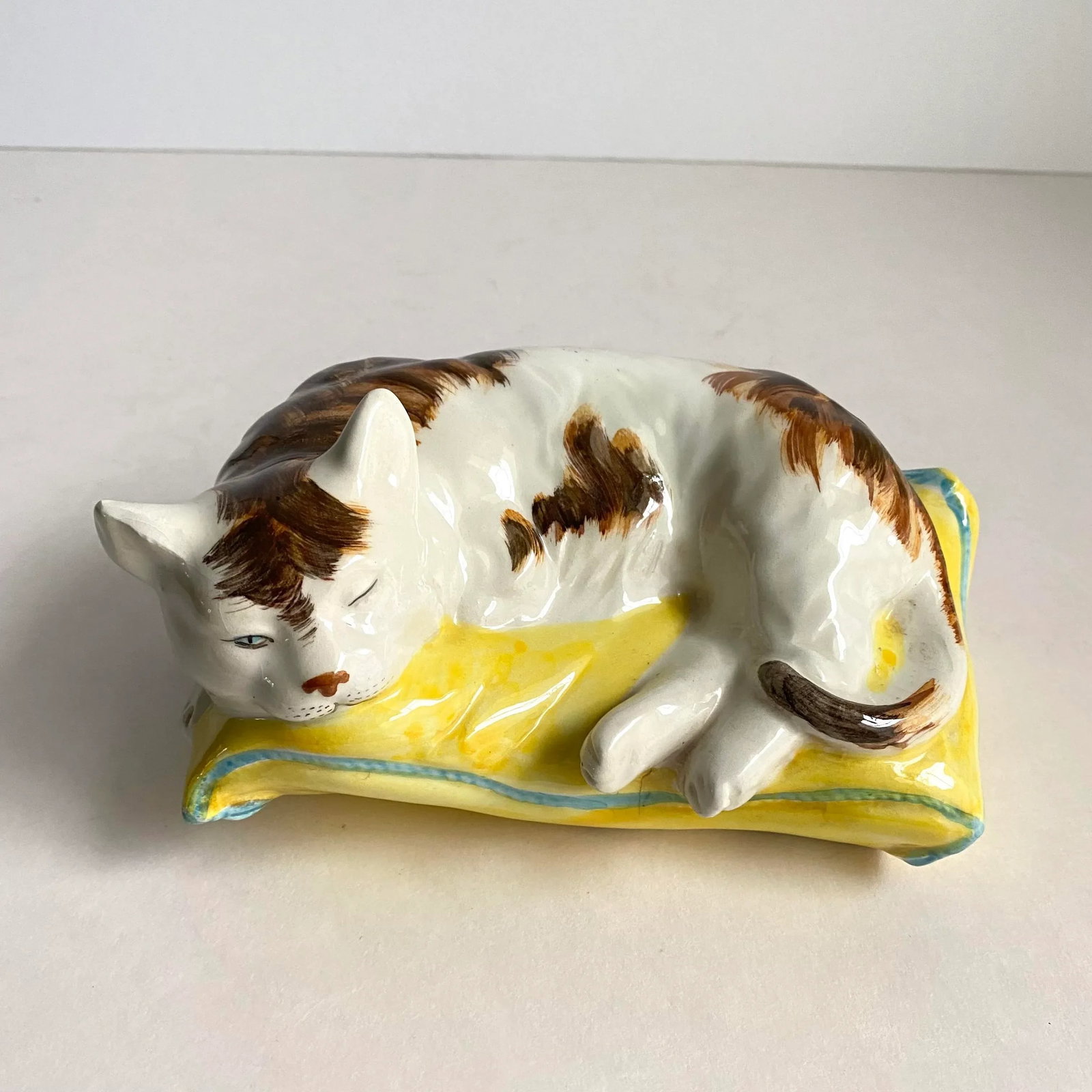 Vintage Italian Calico Cat Sleeping on Pillow Ceramic Hand Painted Made in Italy - 2
