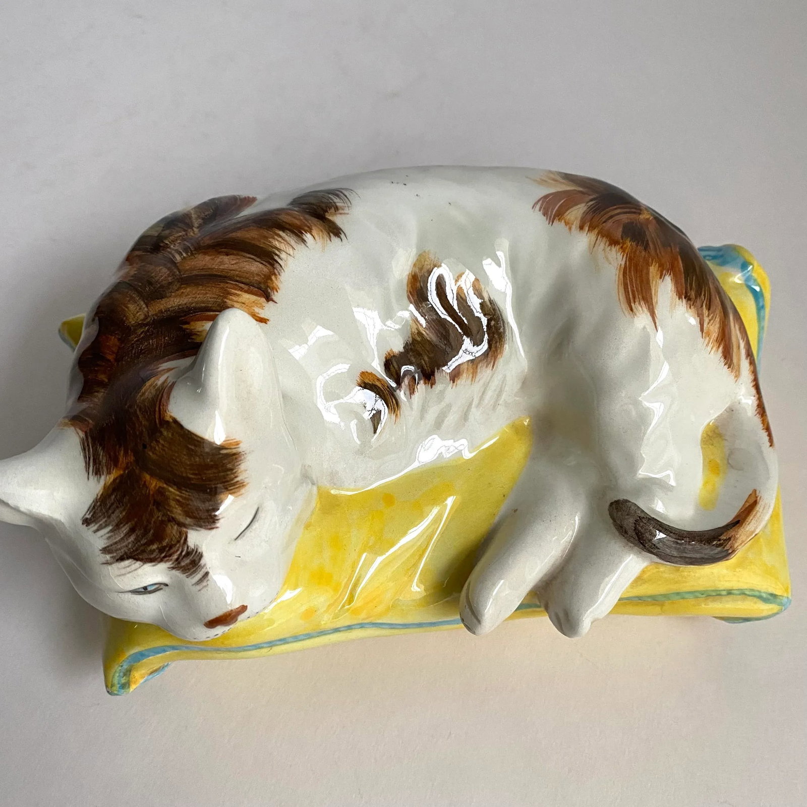 Vintage Italian Calico Cat Sleeping on Pillow Ceramic Hand Painted Made in Italy - 3