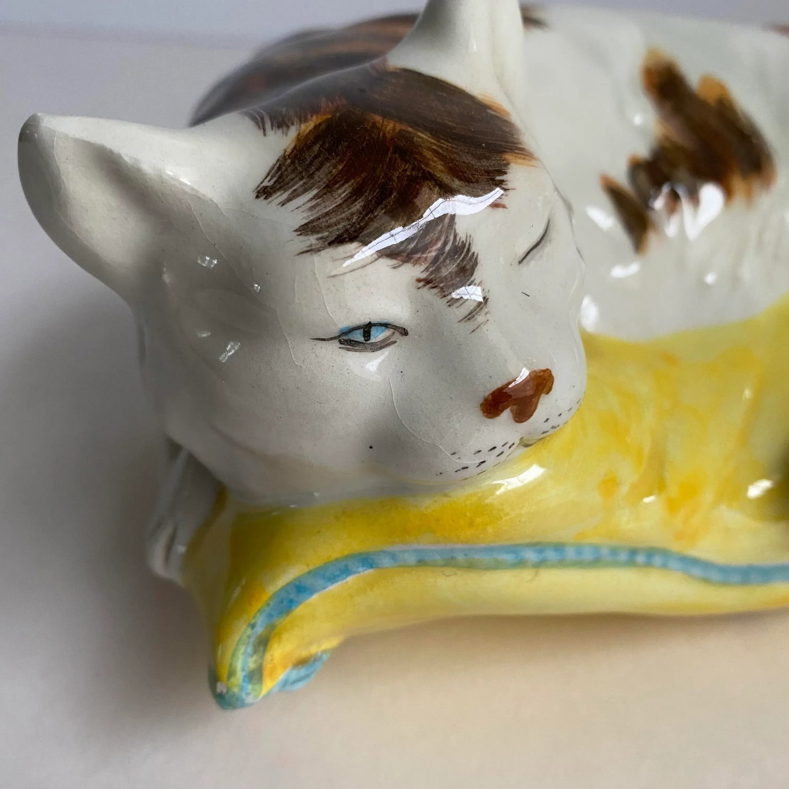 Vintage Italian Calico Cat Sleeping on Pillow Ceramic Hand Painted Made in Italy - 4