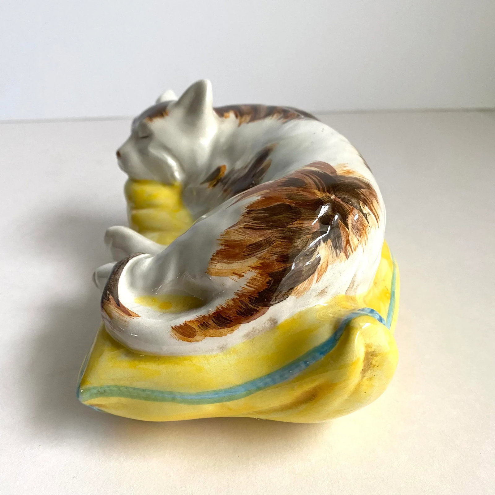 Vintage Italian Calico Cat Sleeping on Pillow Ceramic Hand Painted Made in Italy - 7