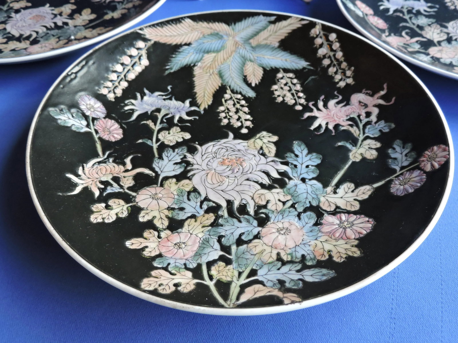 Late 20th Century Chinese Famille Noire Porcelain Hand Painted Plates Set of 4 - 4