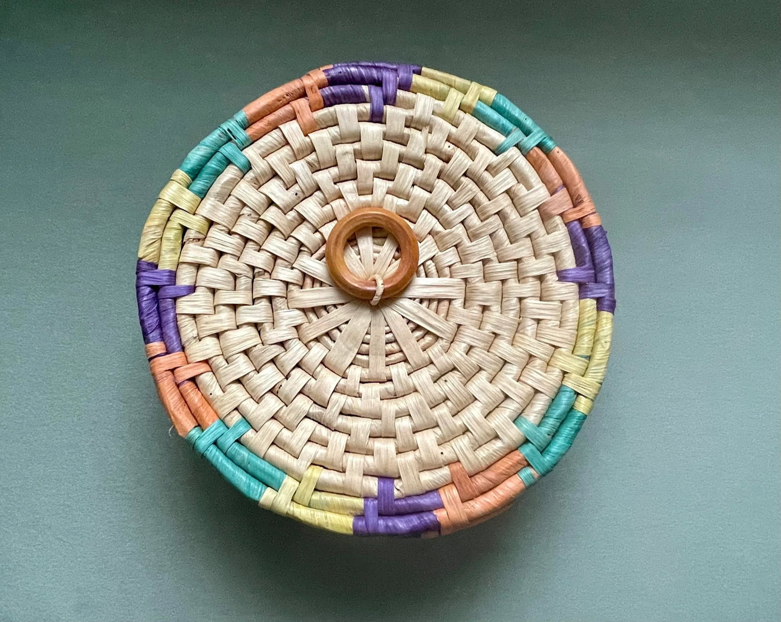 Late 20th Century Vintage Multicolored Round Woven Basket With Wooden Handle - 3