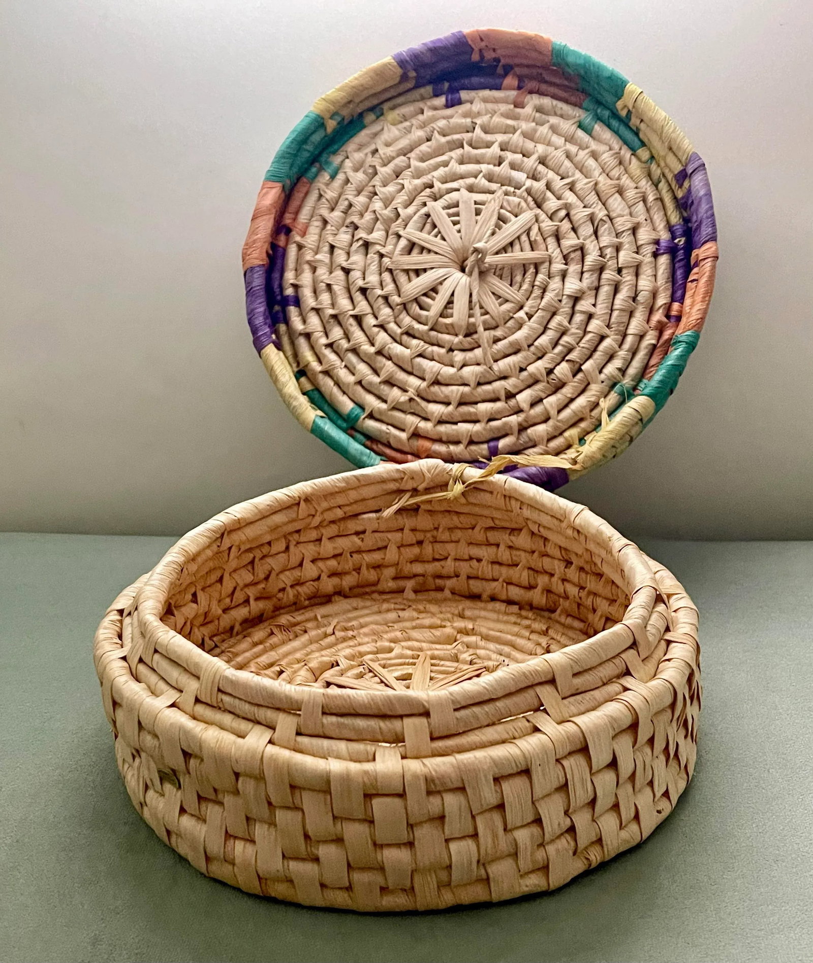 Late 20th Century Vintage Multicolored Round Woven Basket With Wooden Handle - 4