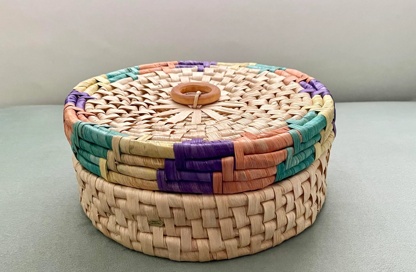 Late 20th Century Vintage Multicolored Round Woven Basket With Wooden Handle - 7