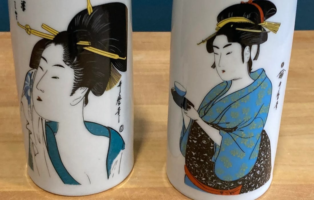 Vintage Pair of Japanese Porcelain Vases Featuring Geishas in Blue Kimonos - 2