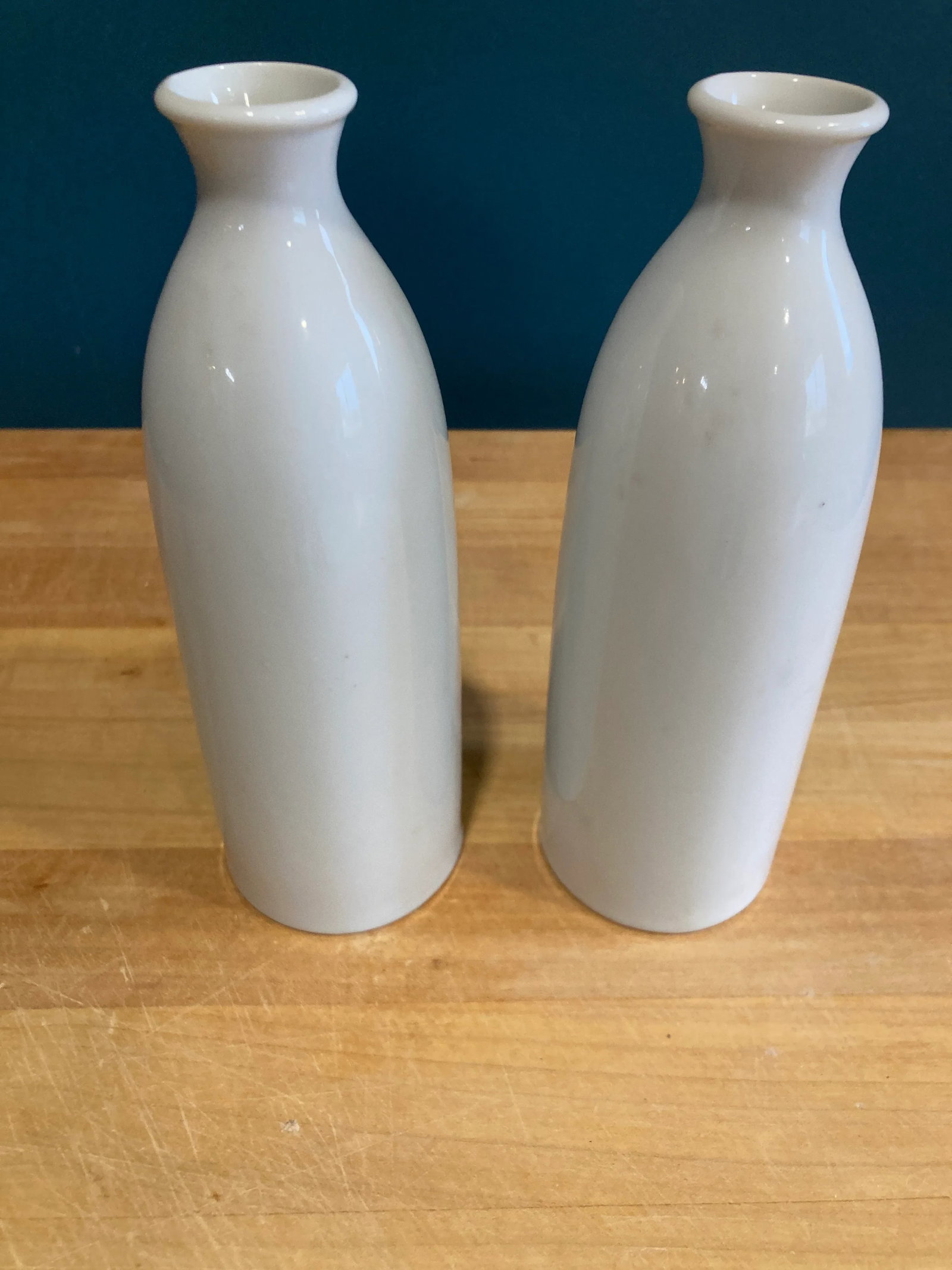 Vintage Pair of Japanese Porcelain Vases Featuring Geishas in Blue Kimonos - 3