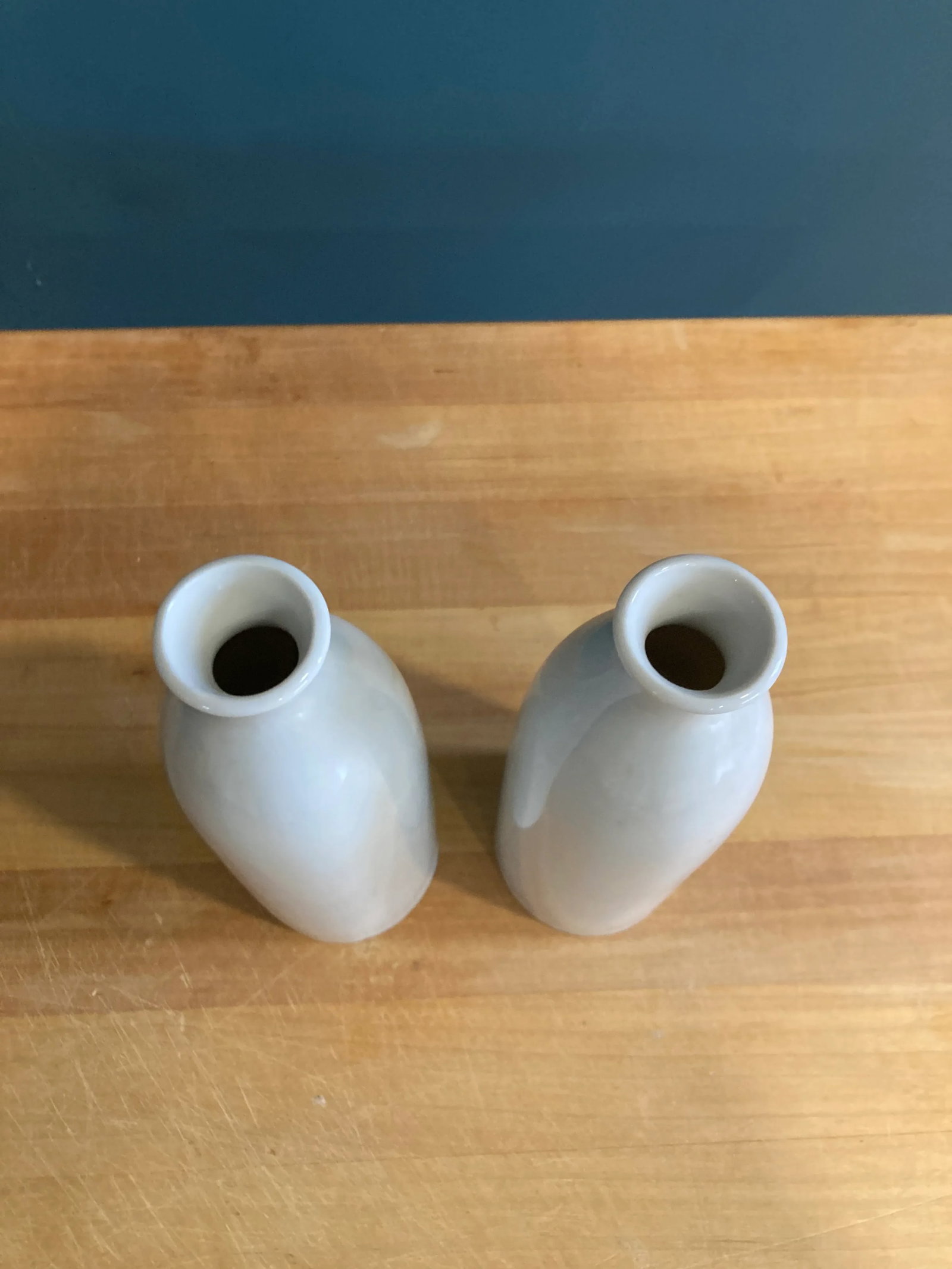 Vintage Pair of Japanese Porcelain Vases Featuring Geishas in Blue Kimonos - 4