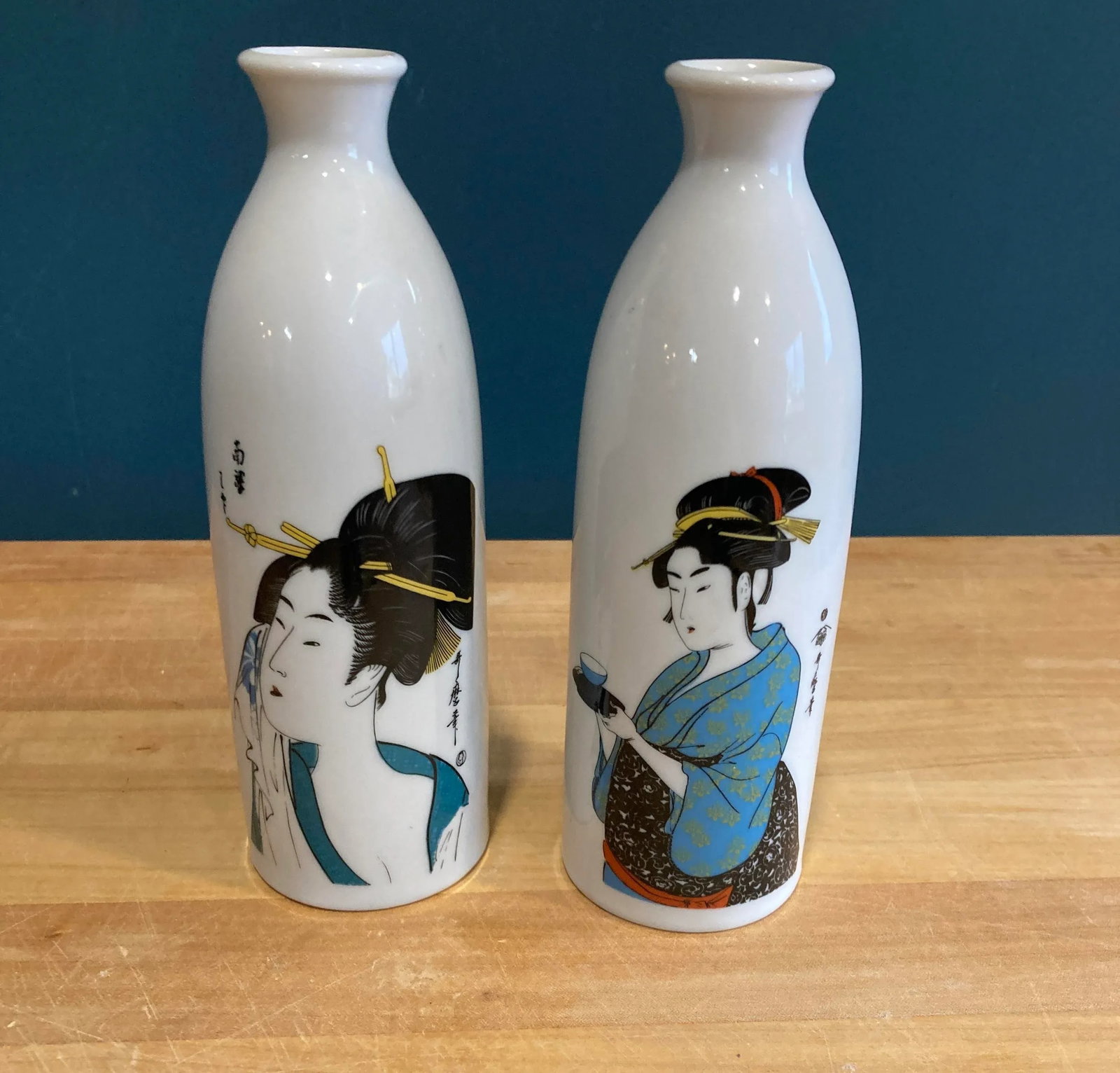 Vintage Pair of Japanese Porcelain Vases Featuring Geishas in Blue Kimonos - 6