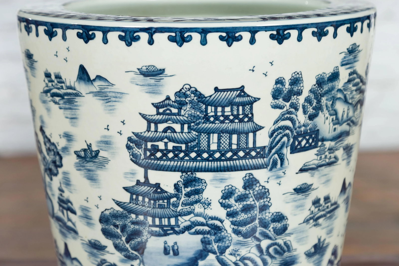 Chinese Vintage Porcelain Cache-Pot Planter with Blue and White Landscape - 7