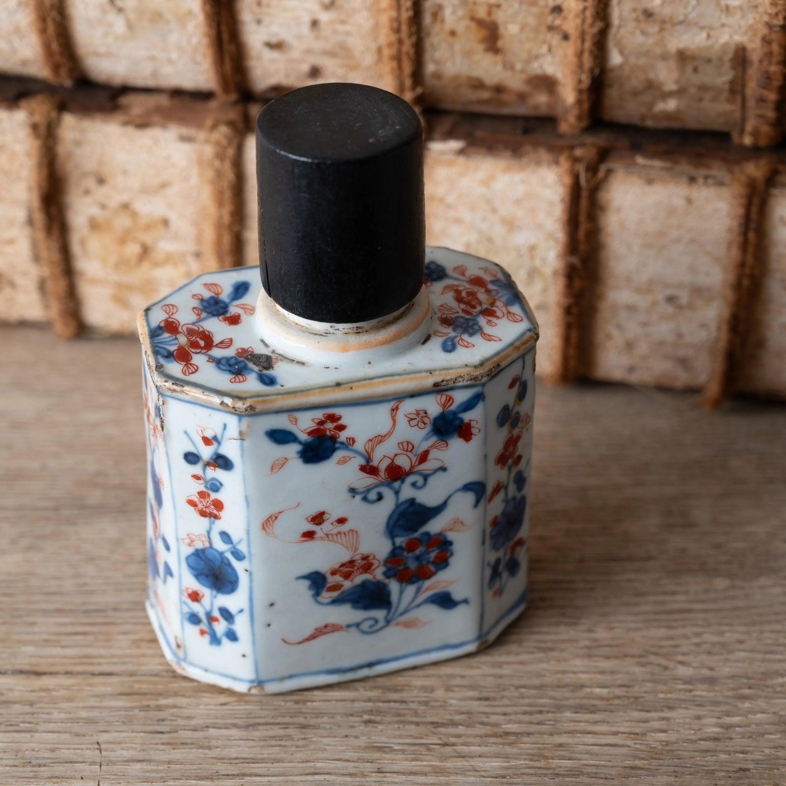 A Chinese Imari Tea Caddy, Kangxi, 18th Century - 2