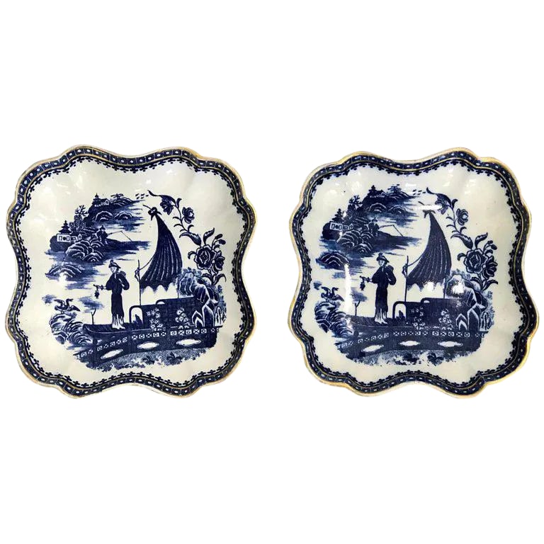 Late 18th Century Pair of Antique English Blue and White Chinoiserie Square Bowls by Caughley: Pair of antique English blue and white chinoiserie square bowls by Caughley, each one with scalloped edges with gilt borders. Unmarked, one has a slight chip on the back rim, presents well.