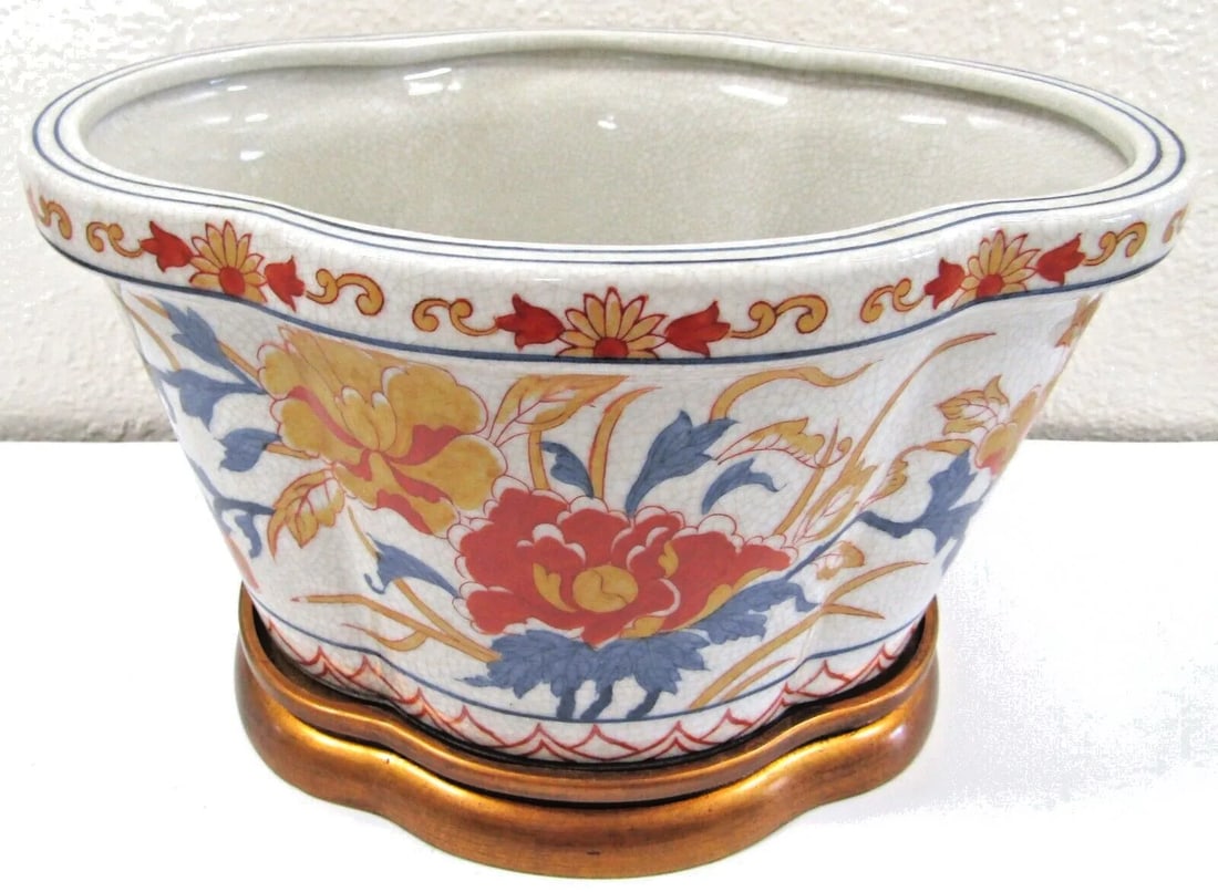 1990s Port 68 Porcelain Chrysanthemum Quatrefoil Planter With Wood Base - 2