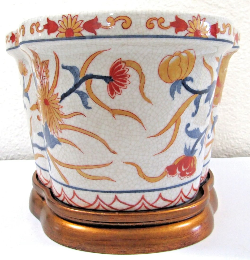1990s Port 68 Porcelain Chrysanthemum Quatrefoil Planter With Wood Base - 3