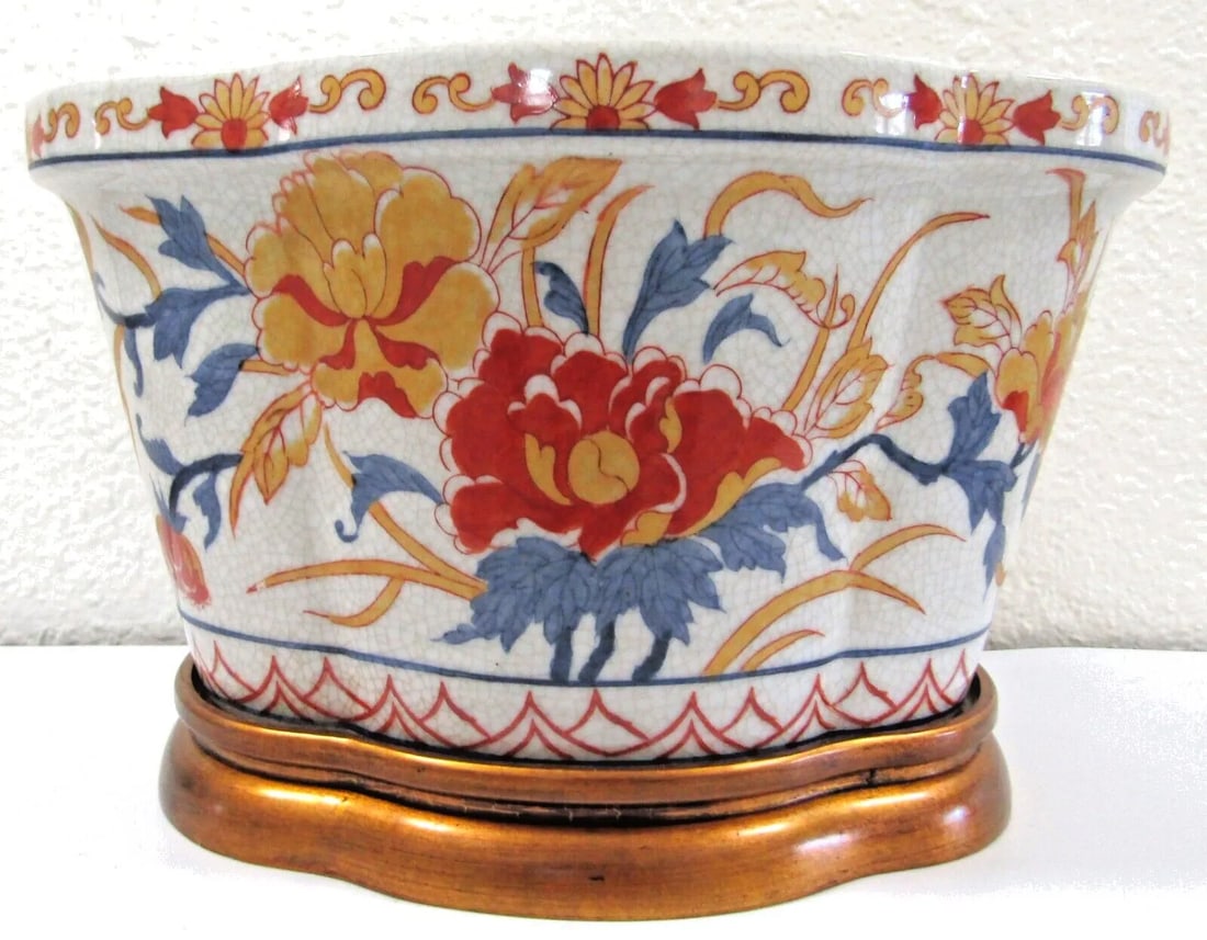 1990s Port 68 Porcelain Chrysanthemum Quatrefoil Planter With Wood Base - 4