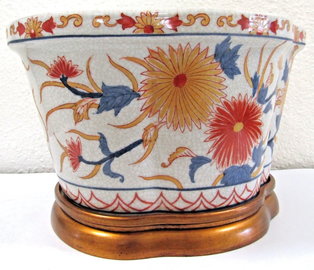 1990s Port 68 Porcelain Chrysanthemum Quatrefoil Planter With Wood Base - 7