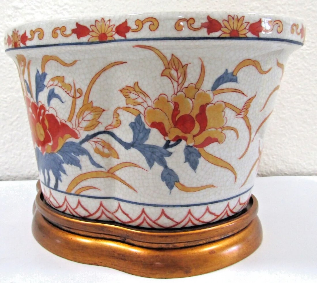 1990s Port 68 Porcelain Chrysanthemum Quatrefoil Planter With Wood Base - 8