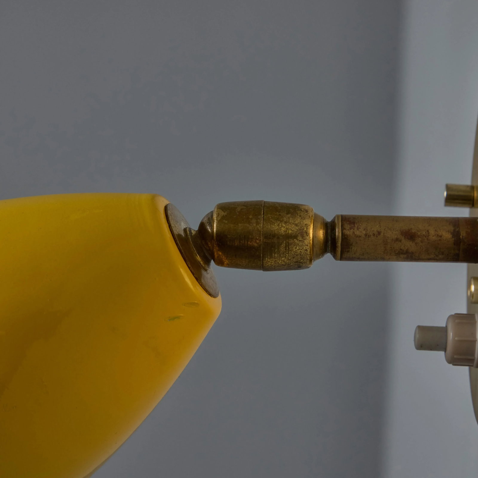 1960s Gino Sarfatti Model #26b Yellow and Brass Wall Lamp for Arteluce - 2