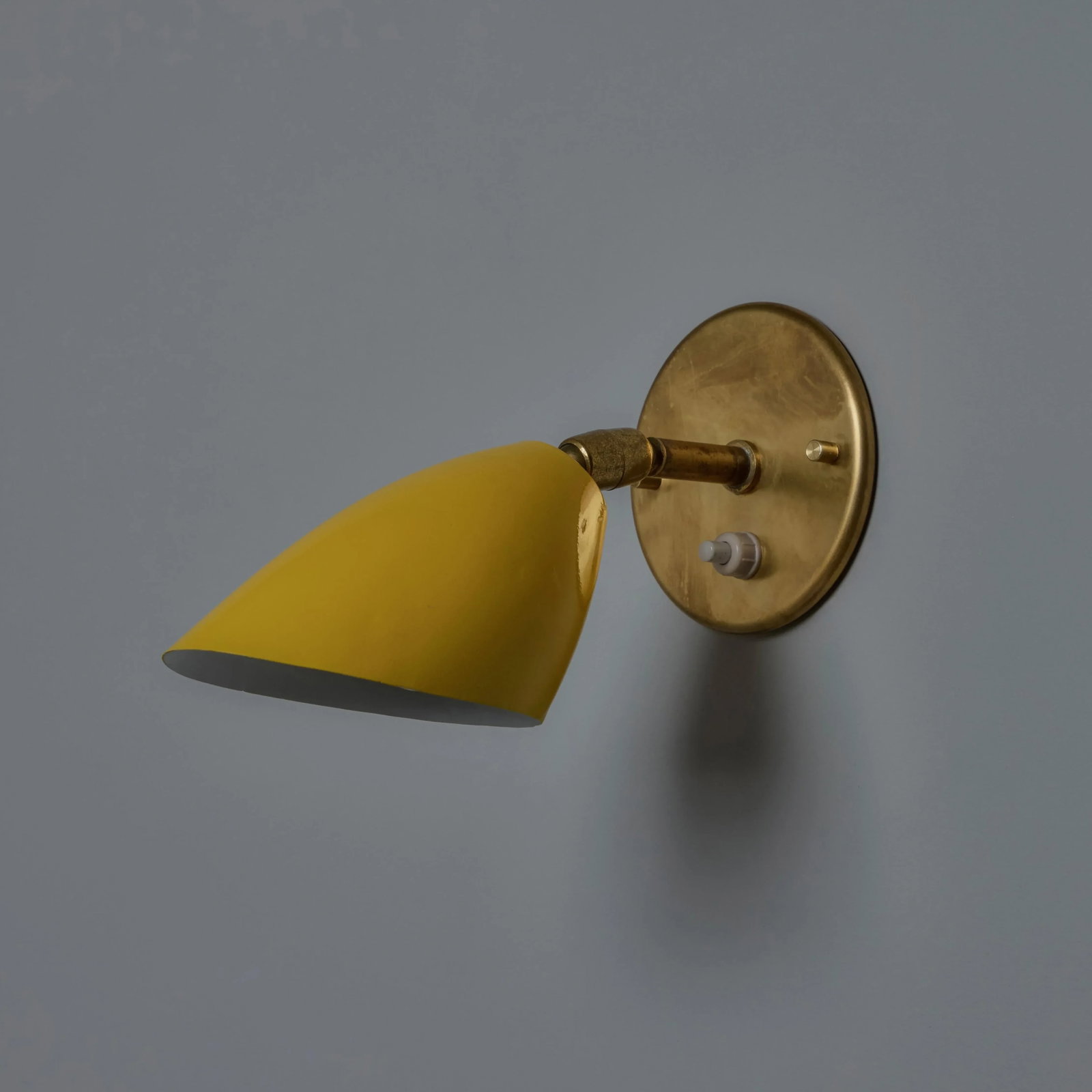 1960s Gino Sarfatti Model #26b Yellow and Brass Wall Lamp for Arteluce - 3